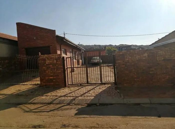 House for Sale in Atteridgeville: 2-bedroom, spacious living areas, negotiable price.