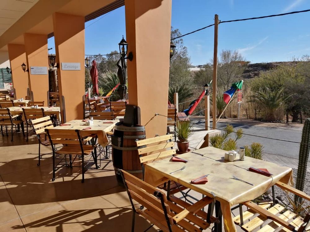 BAHNHOF HOTEL OUTSIDE SEATING AREA - STOEP