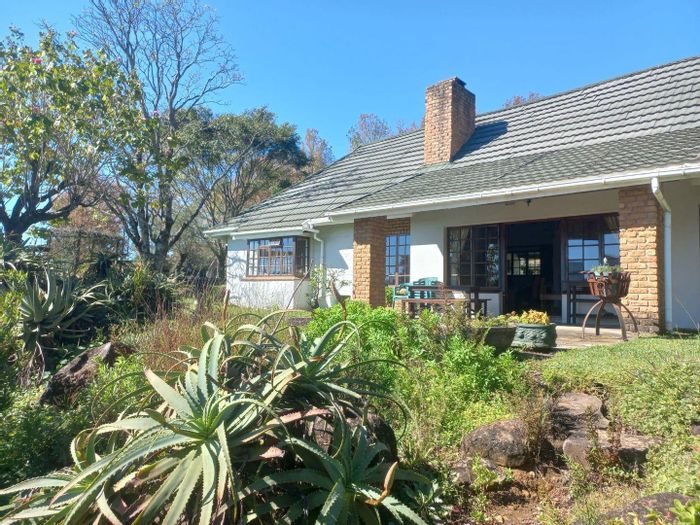 House for Sale in Karkloof Estate: Family living, open-plan spaces, nature access.