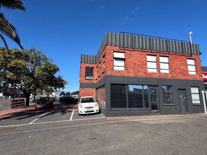 Industrial unit to rent in Montague Gardens with retail space and parking.
