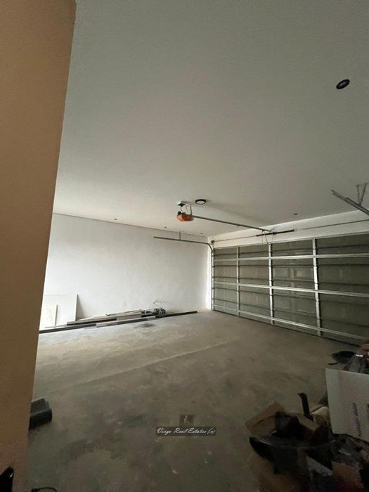 For Sale: House in Academia with 3 beds, flats, garage, and entertainment area.