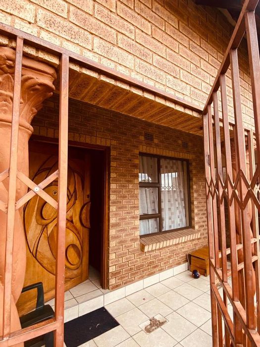 House for Sale in Tembisa Central: 2 Bedrooms, Garage, Close to Amenities.