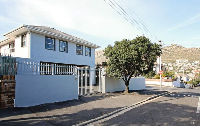 Fish Hoek Central Apartment To Rent: 2 beds, secure parking, close to amenities.