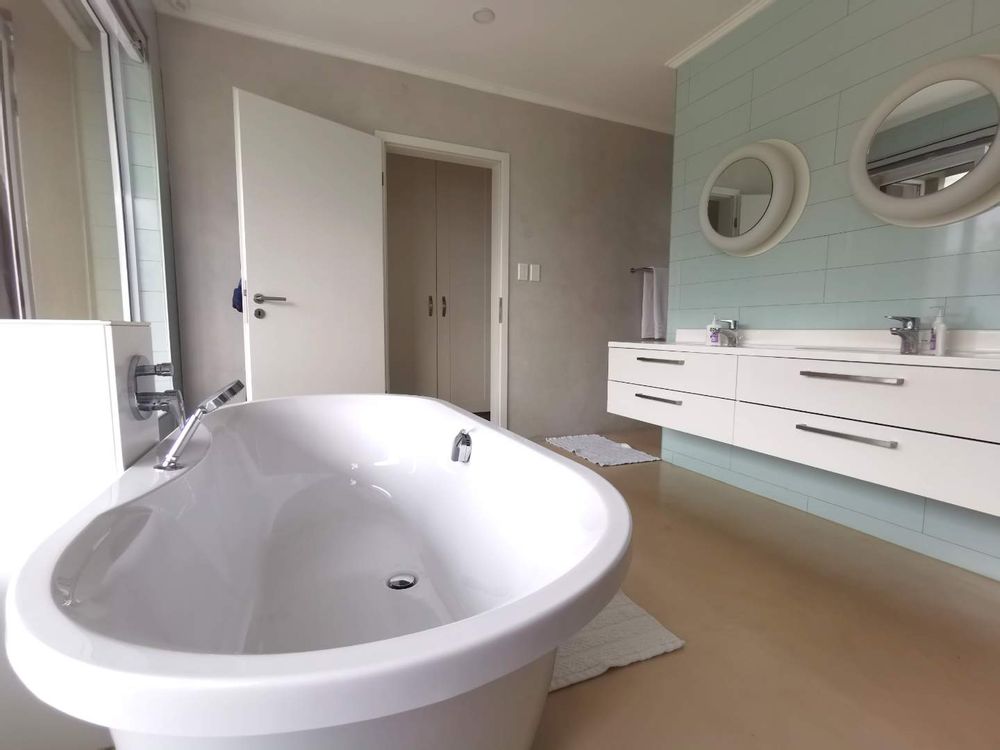 MASTER BEDROOM - FULL EN-SUITE 