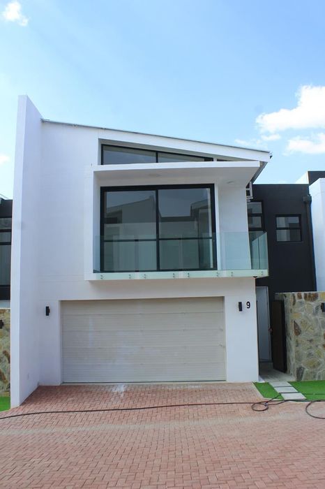 Auasblick Townhouse For Sale: 3 ensuite bedrooms, splash pool, double garage, guest toilet.