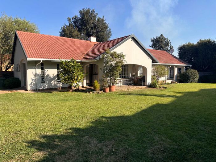 Brackendowns House For Sale: Four bedrooms, three bathrooms, spacious kitchen, large parking area.