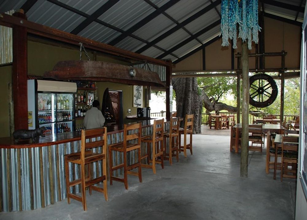 Bar & entertainment area