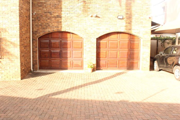 4-Bedroom House To Rent in Bedfordview Central with Double Garage and Balcony.