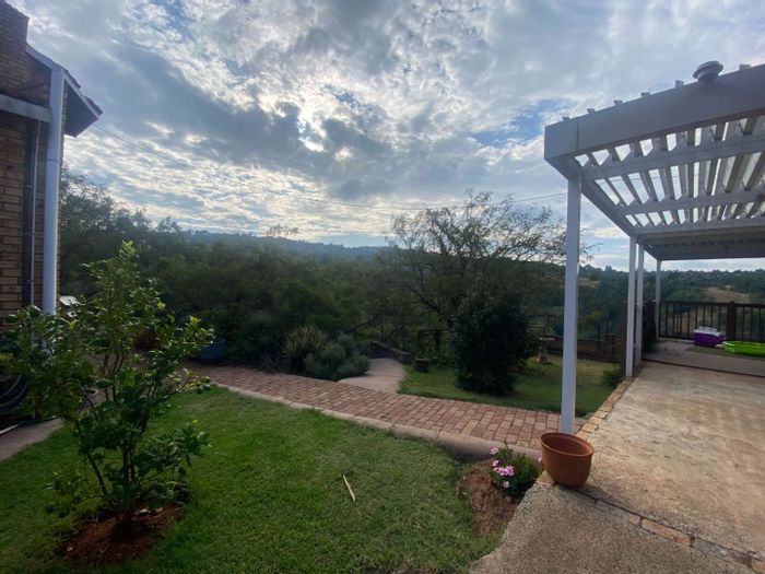 To Rent: Rangeview Cottage with open plan living, fireplace, and scenic views.