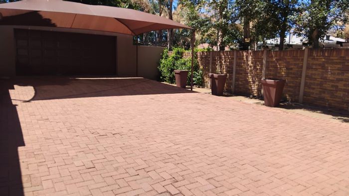Irene Park House For Sale: Guest house potential, multiple flatlets, ample parking.