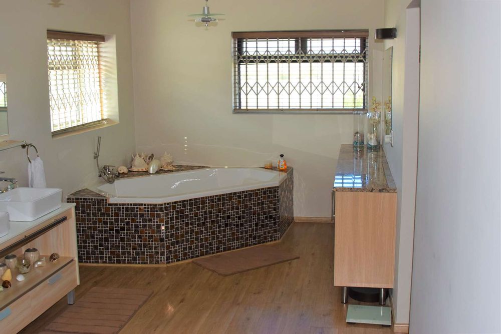 main house main bedroom ensuit