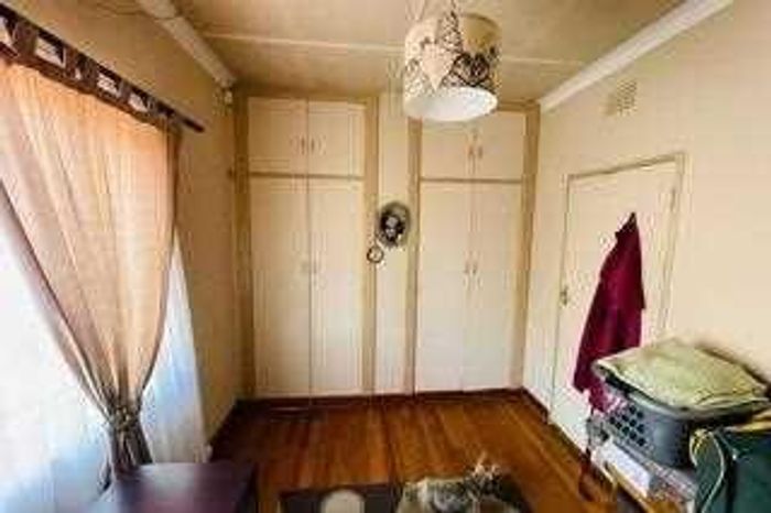 Florentia House For Sale: Pool, granny flat, ample parking, and security features.