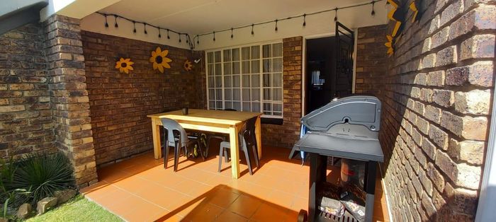 Townhouse For Sale in Beyerspark: 3 Beds, Modern Kitchen, 24/7 Security, Prime Location