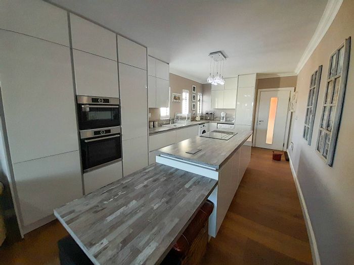 For Sale: Apartment in Swakopmund Central with sea view, garage, and furniture included.