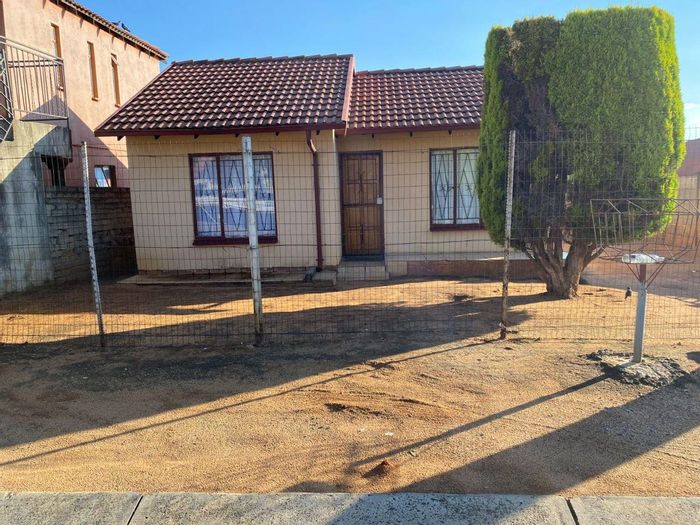 Two-bedroom house in Tlhabane to rent, near schools and Rustenburg Mall.
