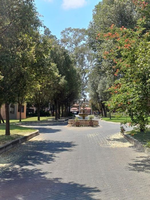 North Riding Apartment To Rent: 2 Bedrooms, balcony, garage, pool access, secure estate.