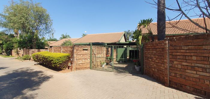 2-Bedroom Townhouse To Rent in Die Wilgers with garden, carport, and secure complex.