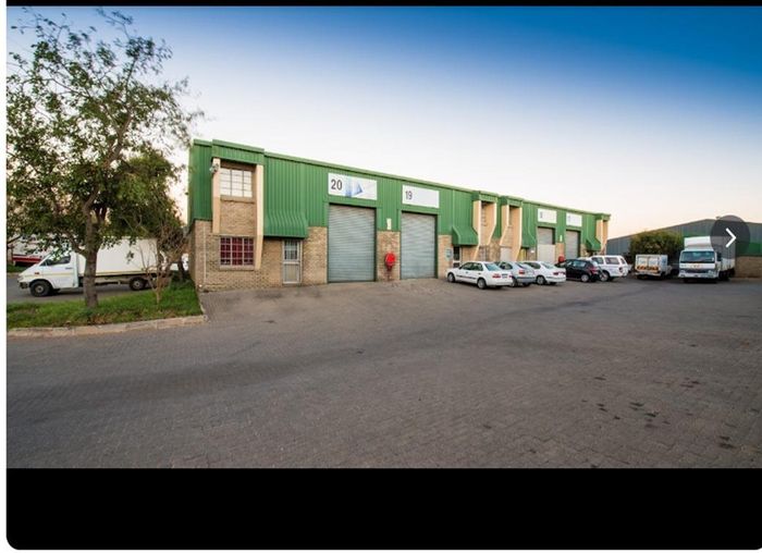 Industrial unit to rent in Johannesburg Central, featuring office space and 60 Amps power.