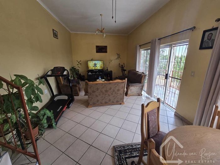 Kleine Kuppe House For Sale: Double story, flat, garage, pet-friendly, ample parking.