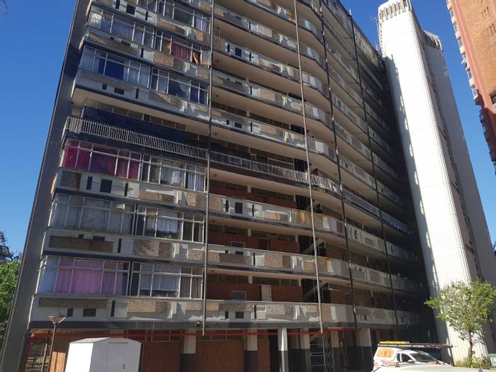 Sunnyside Apartment To Rent: Bachelor unit with kitchen, pool access, and 24-hour security.