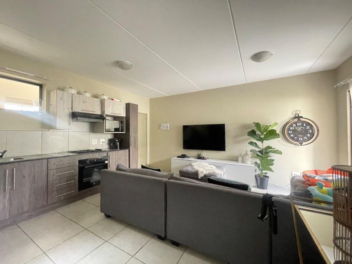 2-Bedroom Apartment in Benoni North To Rent with garden, parking, and prepaid utilities.
