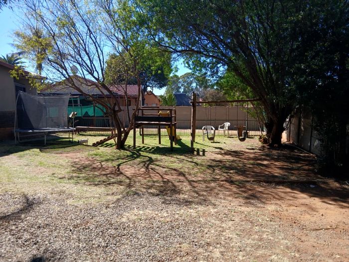 Versatile Van Dyk Park House For Sale: 5 Bedrooms, Extra Living Unit, Spacious Yard.