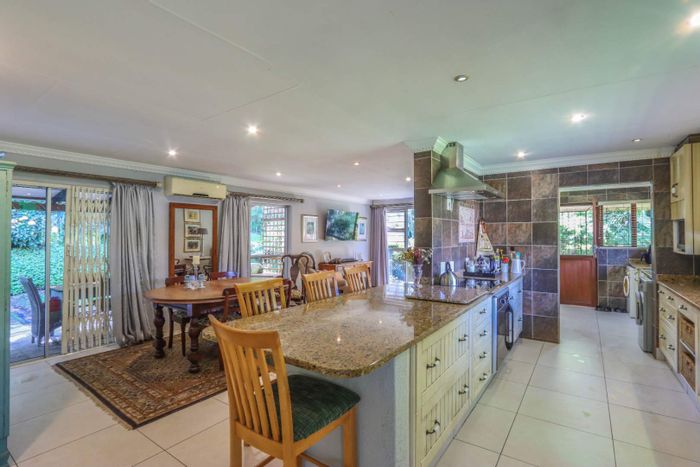 Amanzimtoti Townhouse For Sale: 2 beds, pool, home office, secure complex.