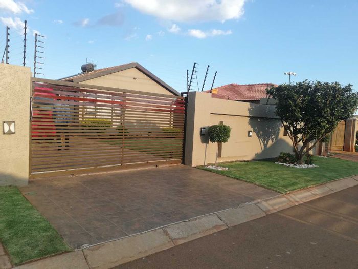Property #2217135, House for sale in Soweto Central