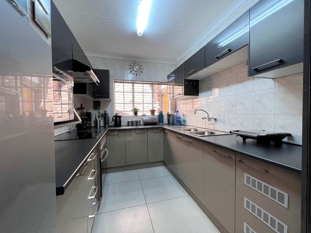 Fresh modern feel kitchen with wrap doors