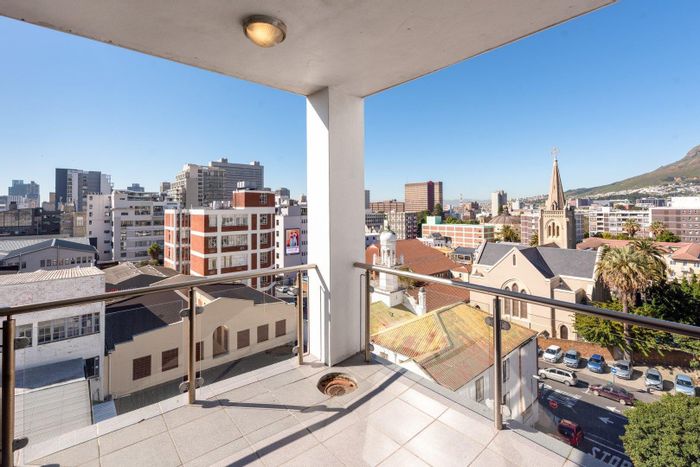 Stylish 2-Bedroom Apartment For Sale in Cape Town City Centre with Scenic Views