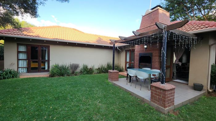 3-Bedroom House To Rent in Craigavon with garden, fireplace, and pet-friendly amenities.