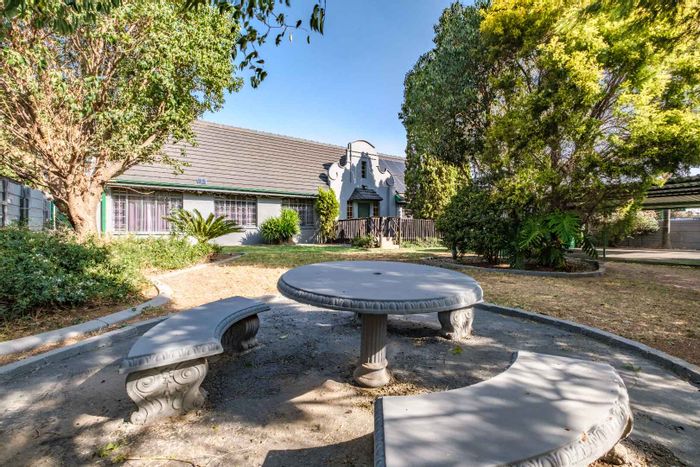 For Sale: House in Freeway Park with pool, jacuzzi, study, and solar power.