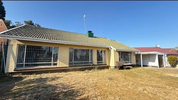 For Sale: 5-bedroom house in Ridgeway with staff quarters, two lounges, and garages.