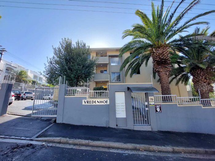 Tamboerskloof Apartment To Rent: 2 Bedrooms, balcony, laundry area, pet-friendly.