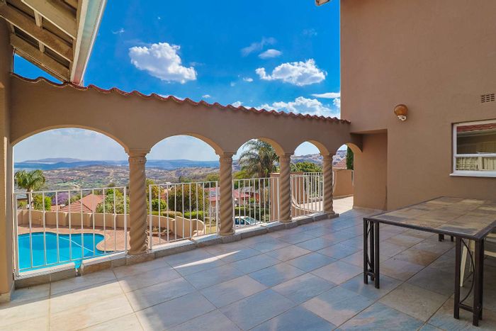 For Sale: Glenvista House with 4 Bedrooms, Pool, Study, and Scenic Views.