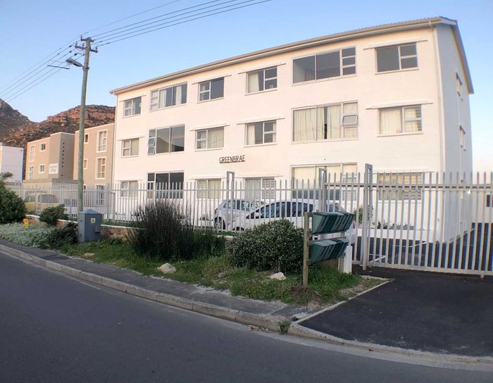 Ground Floor Apartment To Rent in Fish Hoek Central, near beach and shops.