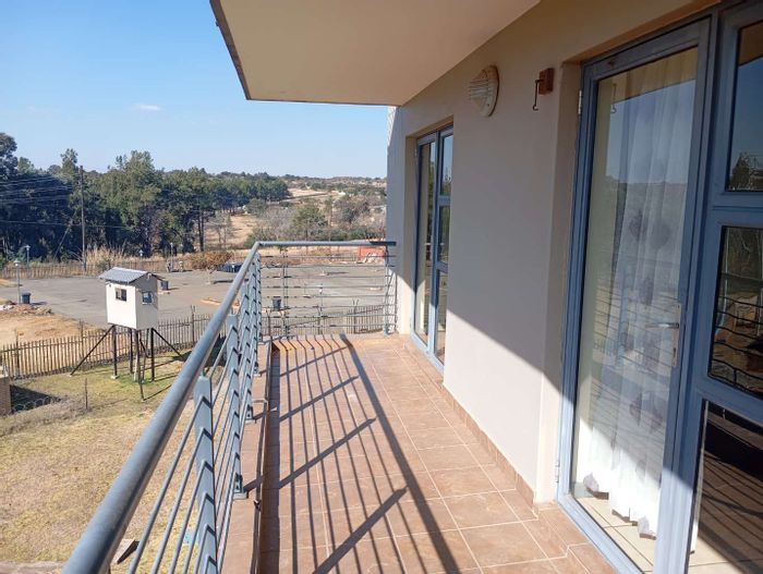 Ruimsig Apartment To Rent: 2 bedrooms, kitchenette, security, near shopping centres.