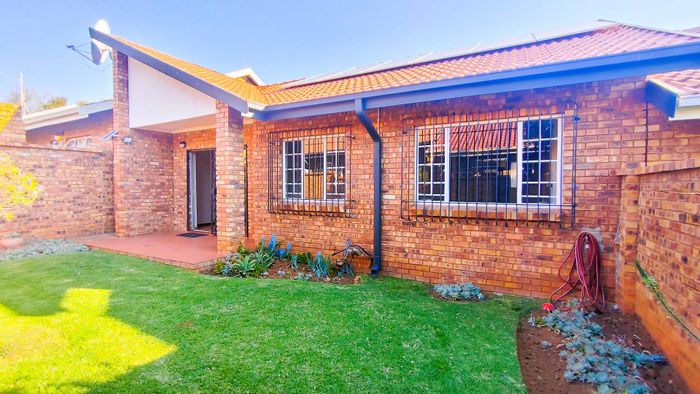Elarduspark Townhouse To Rent: Solar, secure, garden, double garage, pet-friendly.