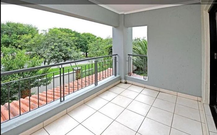 Greenstone Hill Apartment To Rent: 2 beds, pool, gym, security, balcony with braai.