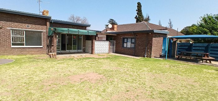 For Sale: House in Parkrand with 3 bedrooms, spacious yard, and business potential.