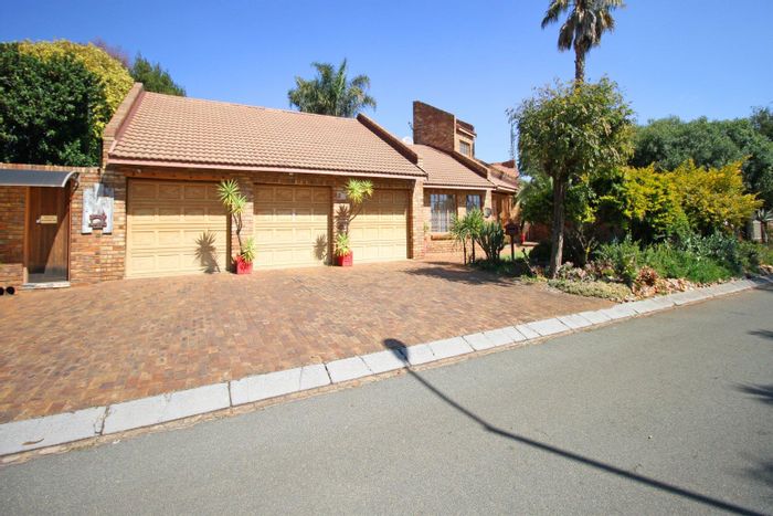 Spacious Noordheuwel house with flatlet, office, and ample family living space. For Sale.