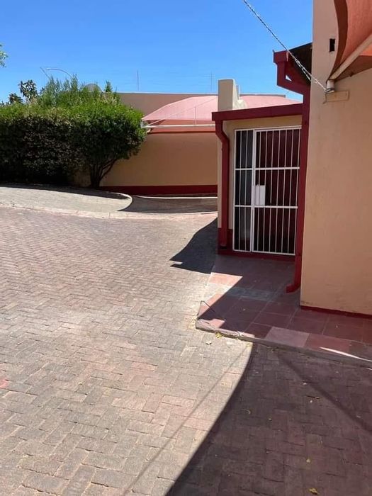 Khomasdal House To Rent: 3 Bedrooms, pool, braai area, parking for 5 cars.