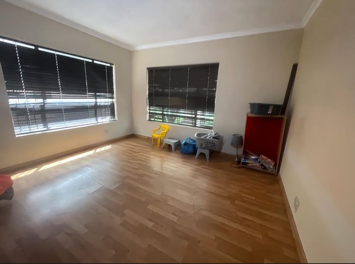 To Rent: Apartment in Esther Park with ensuite, shared kitchen, and parking.