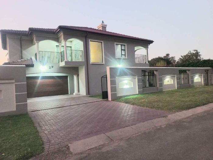 Klippoortje House For Sale: 6 beds, pool, sunroom, 24-hour security.