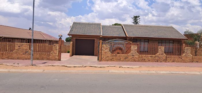 House for Sale in Soshanguve Ext: Close to amenities, schools, and transport.