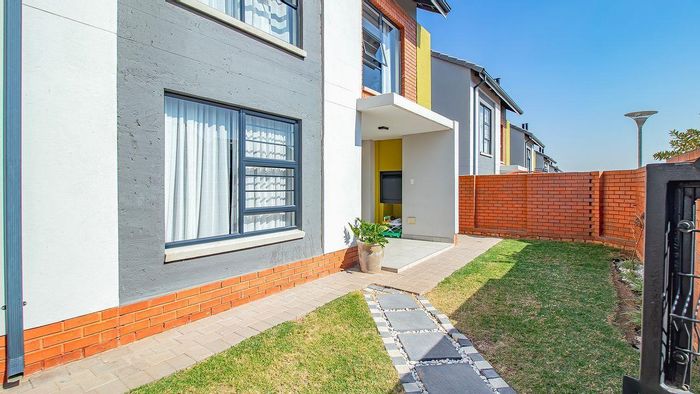Rooihuiskraal North Townhouse For Sale: 3 beds, pool, gardens, secure parking.
