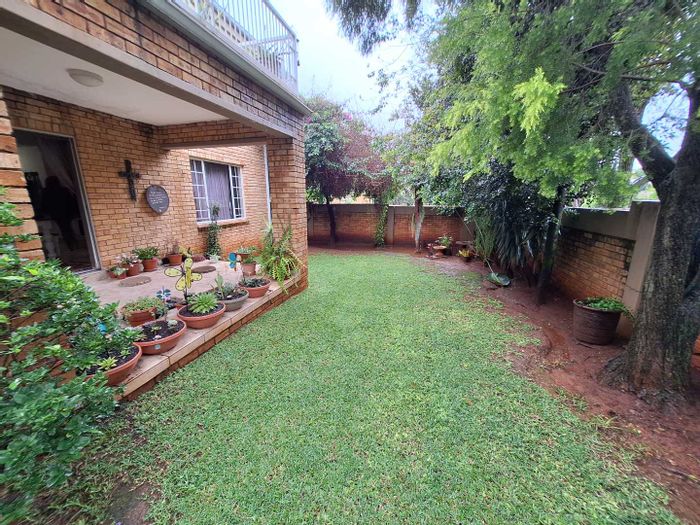 Townhouse To Rent in Weltevreden Park: 3 beds, private garden, double garage.