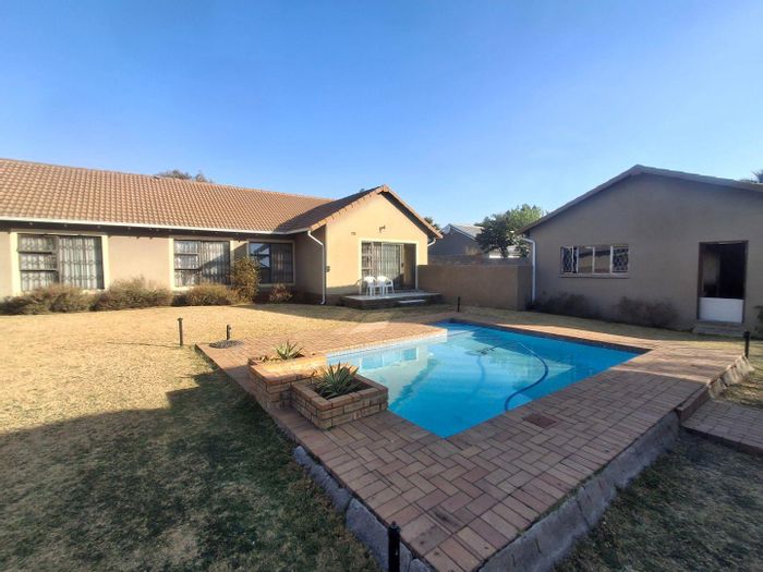 Brackendowns House For Sale: Spacious home with pool, lapa, and double garage.