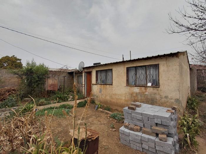 House For Sale in Orange Farm: 5 Bedrooms, Near Eyethu Mall, Renovation Opportunity.