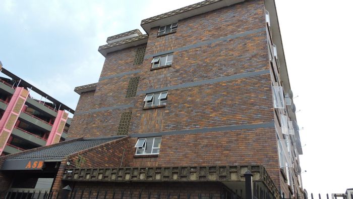 2-Bedroom Apartment in Arcadia To Rent with garden, parking, and secure access.